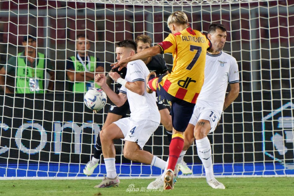 随着国际足 随着国际足