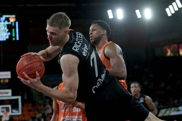 断增长的群 断增长的群